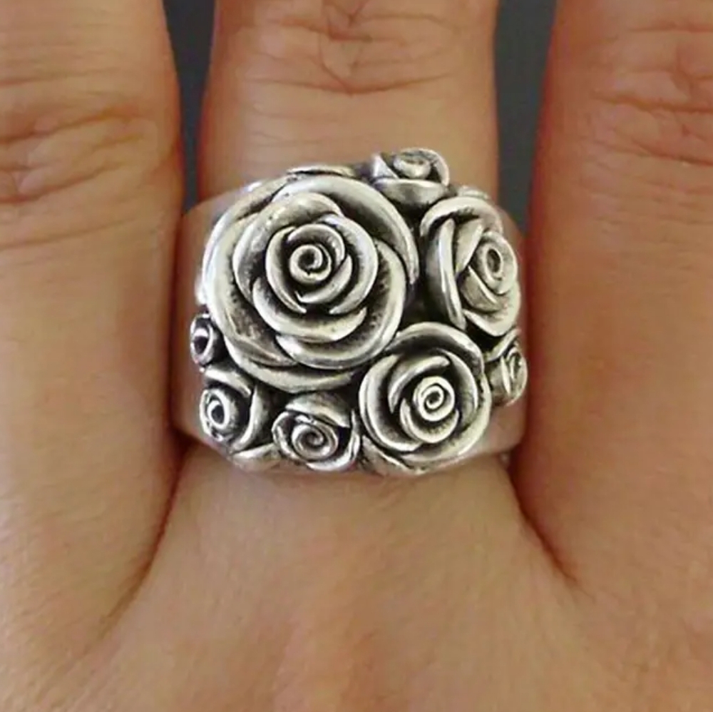 Vintage Style Silver Plated Rose Carved Ring....
